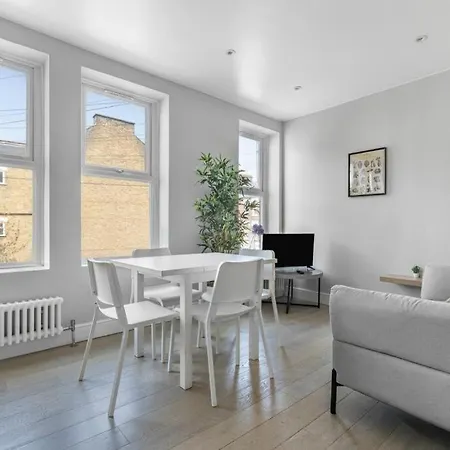 Brilliant 2 Bed Apartment - Spacious, Central & Well-Connected